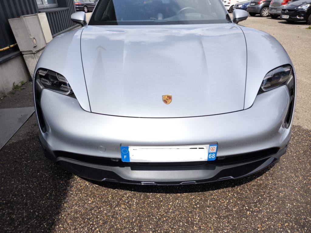 Suppression moustiques sur Porsche Taycan : pare-choc super contaminé à Mulhouse (Haut-Rhin)